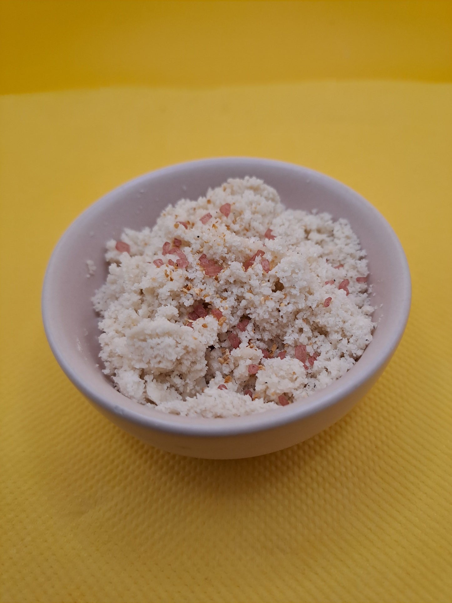 Mélange constitué de sésame blanc torréfié, de sel rouge de Hawai et de Yuzu