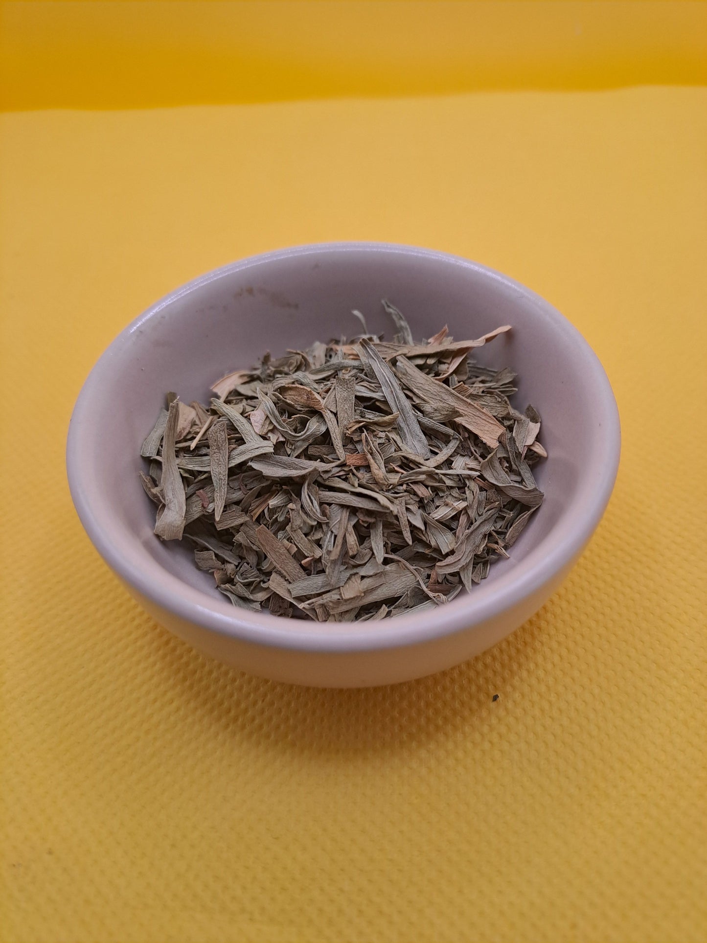 Aromate constitué de feuilles d'estragon séchées