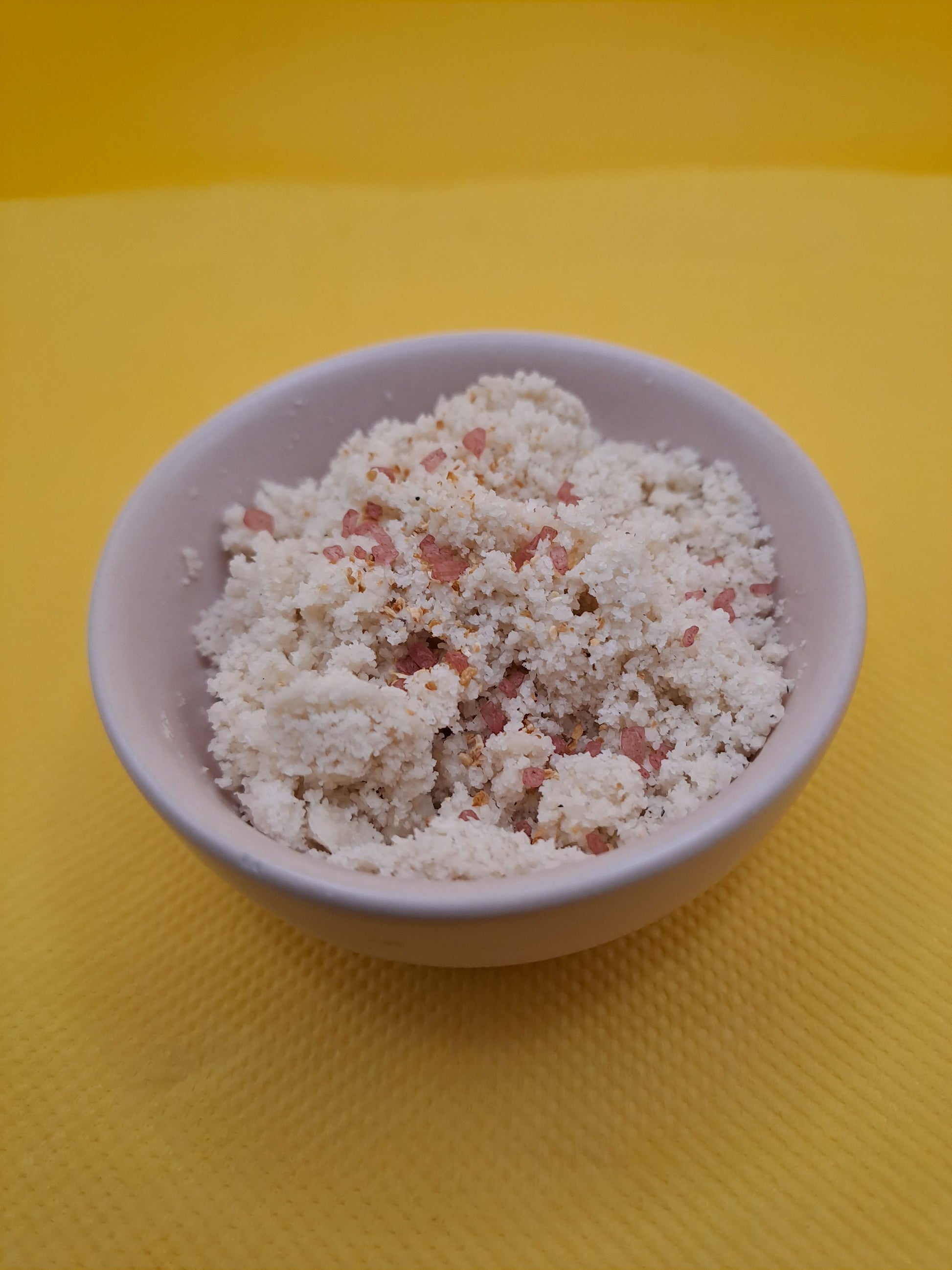 Mélange constitué de sésame blanc torréfié, de sel rouge de Hawai et de Yuzu