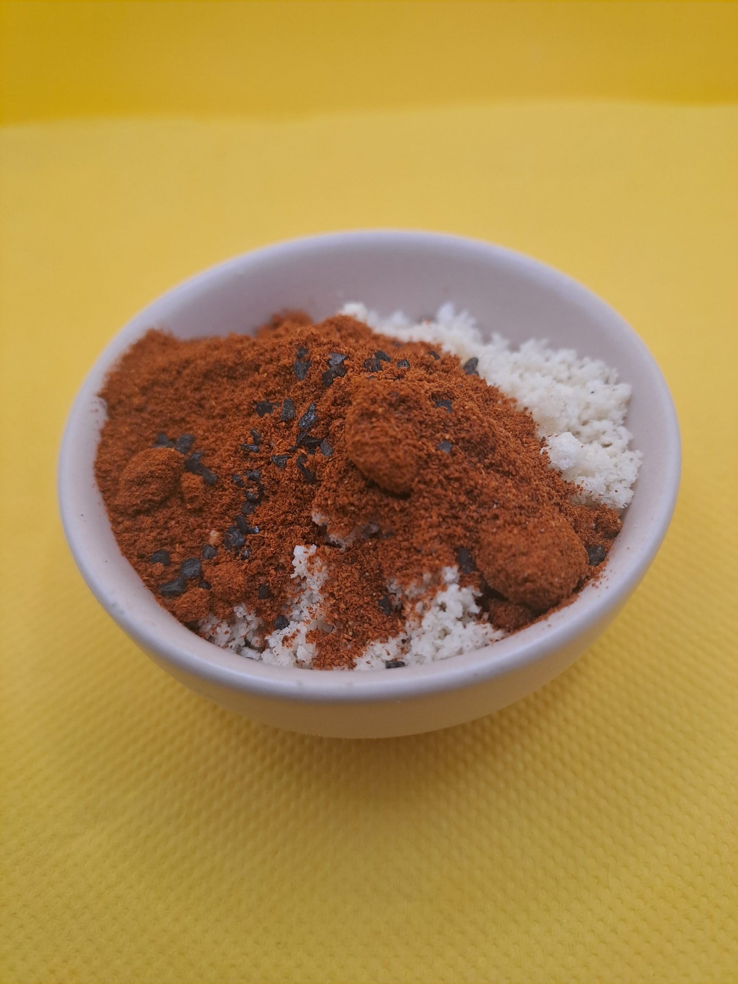 Ce gomasio est constitué de sésame blanc torréfié, de sel noir de Hawai et de paprika fumé (Pimenton de la Vera)
