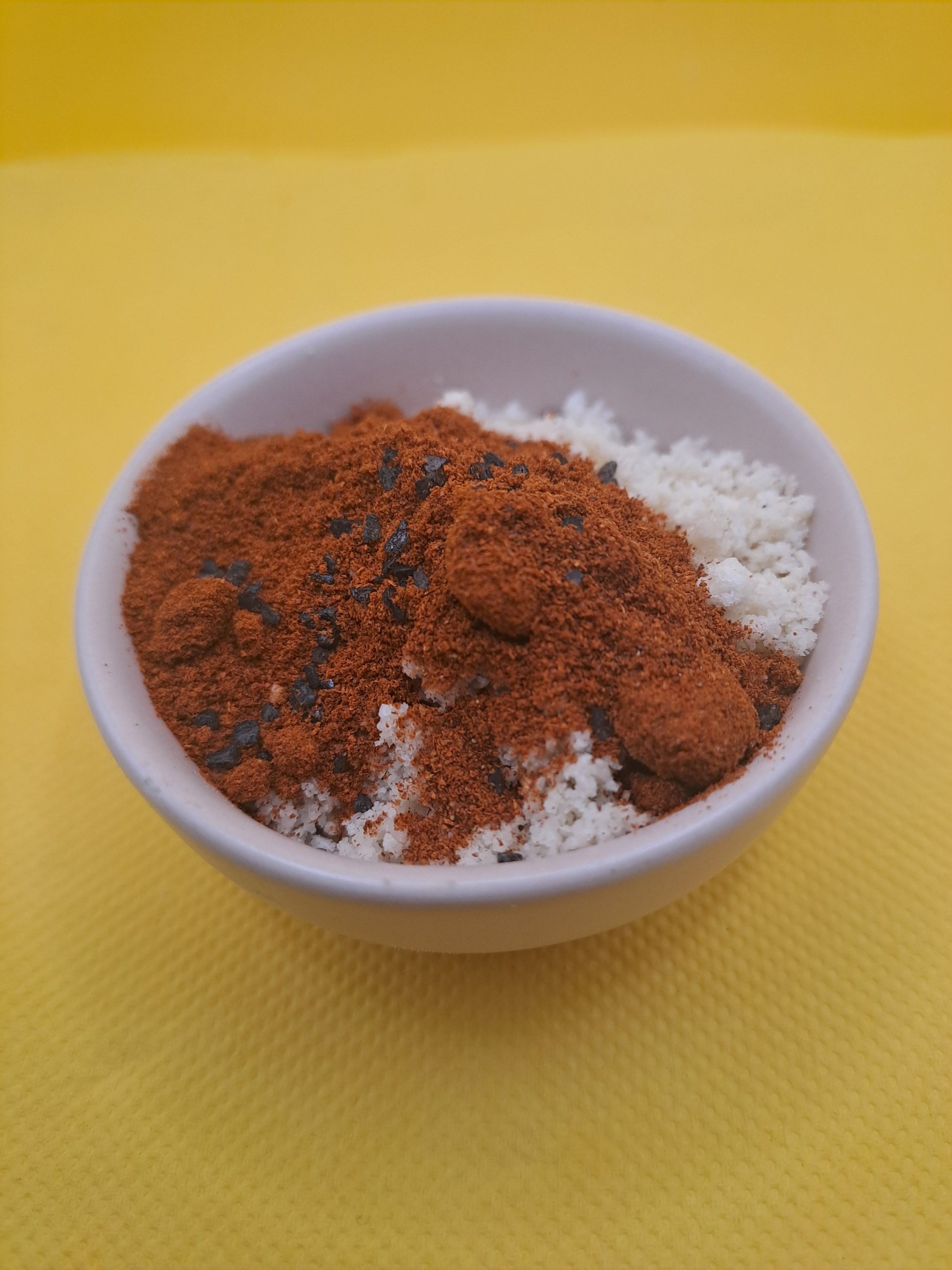 Ce gomasio est constitué de sésame blanc torréfié, de sel noir de Hawai et de paprika fumé (Pimenton de la Vera)