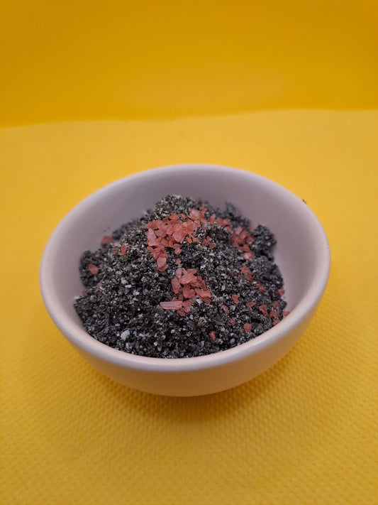 Ce gomasio est constitué de sésame noir torréfié et de sel rouge de Hawaï 