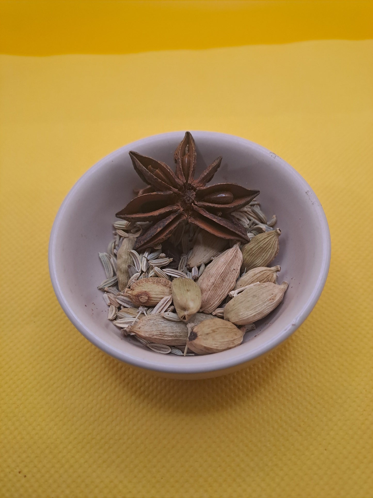 Cette infusion froide contient des graines de fenouil, de la cardamome et de l'anis étoilée