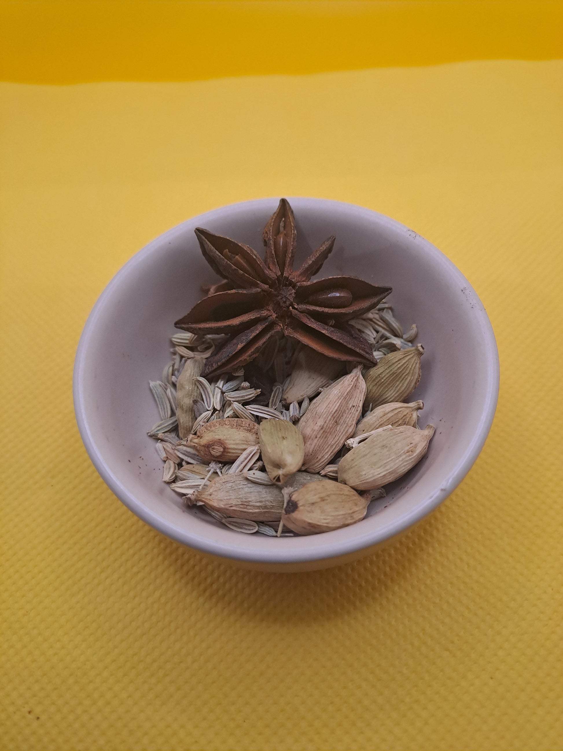 Cette infusion froide contient des graines de fenouil, de la cardamome et de l'anis étoilée