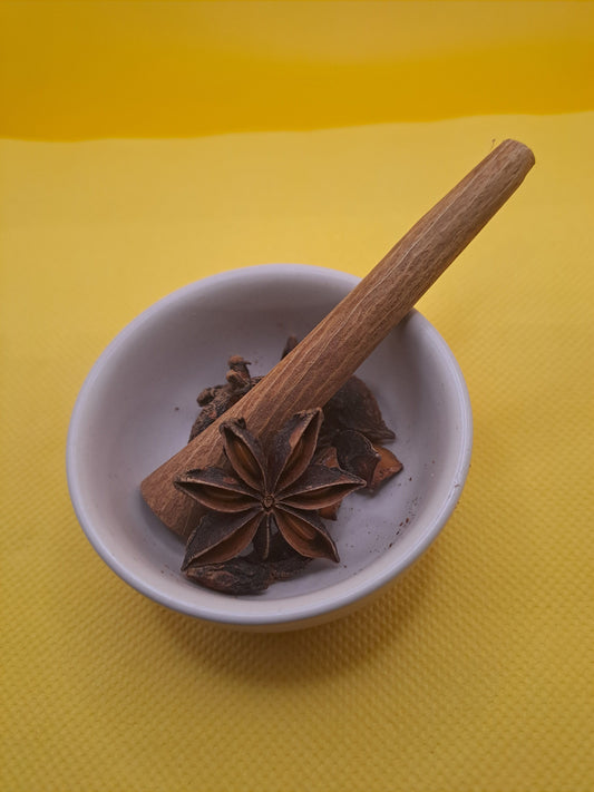 Cette infusion est constituée de baton de cannelle, d'anis étoilée et de baies de cannelier.