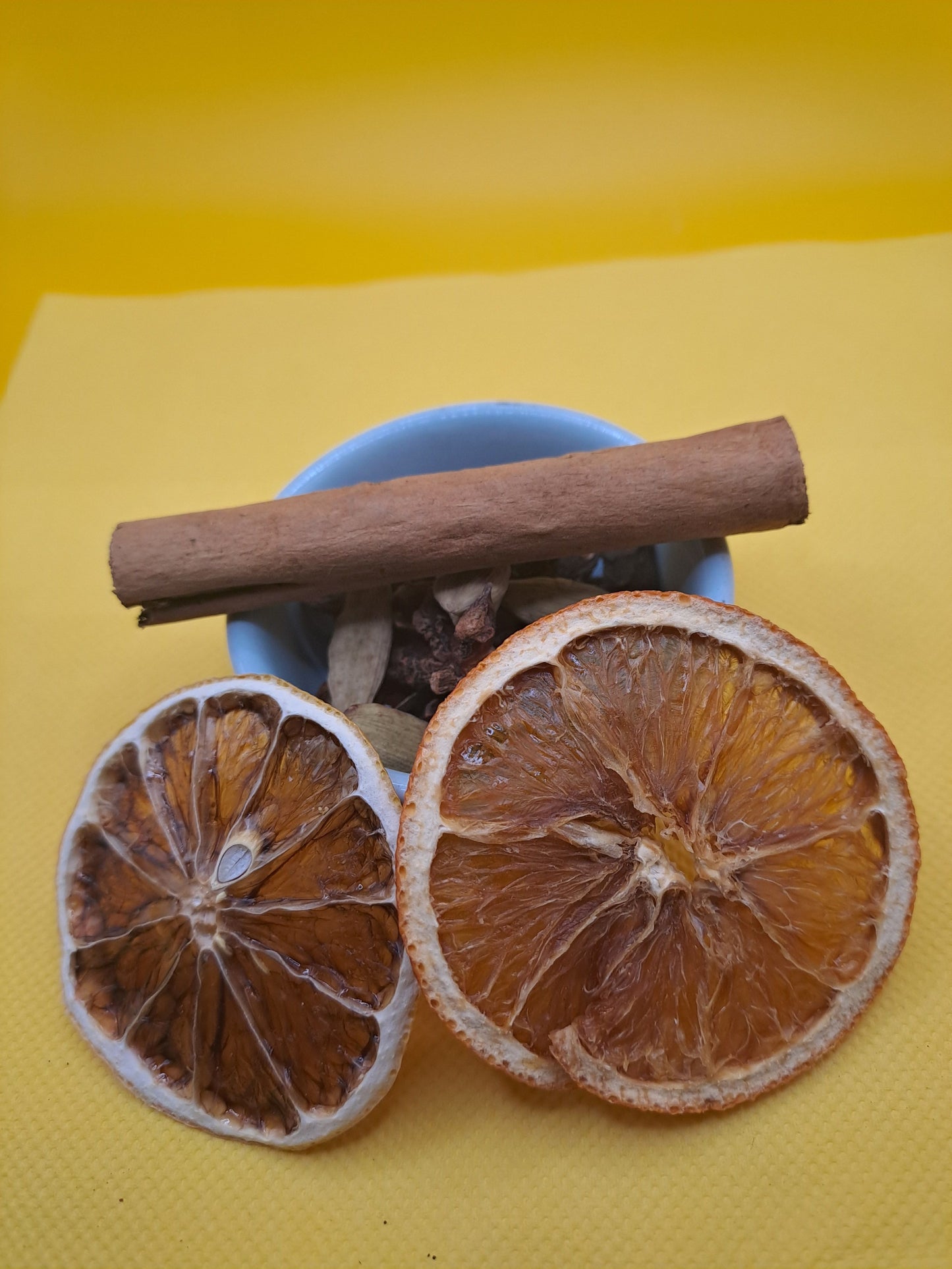 Cette infusion (chaude ou froide) contient des bâtons de cannelle, de la cardamome, de l'anis étoilé et des agrumes séchés