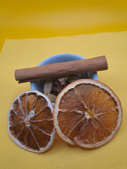 Cette infusion (chaude ou froide) contient des bâtons de cannelle, de la cardamome, de l'anis étoilé et des agrumes séchés