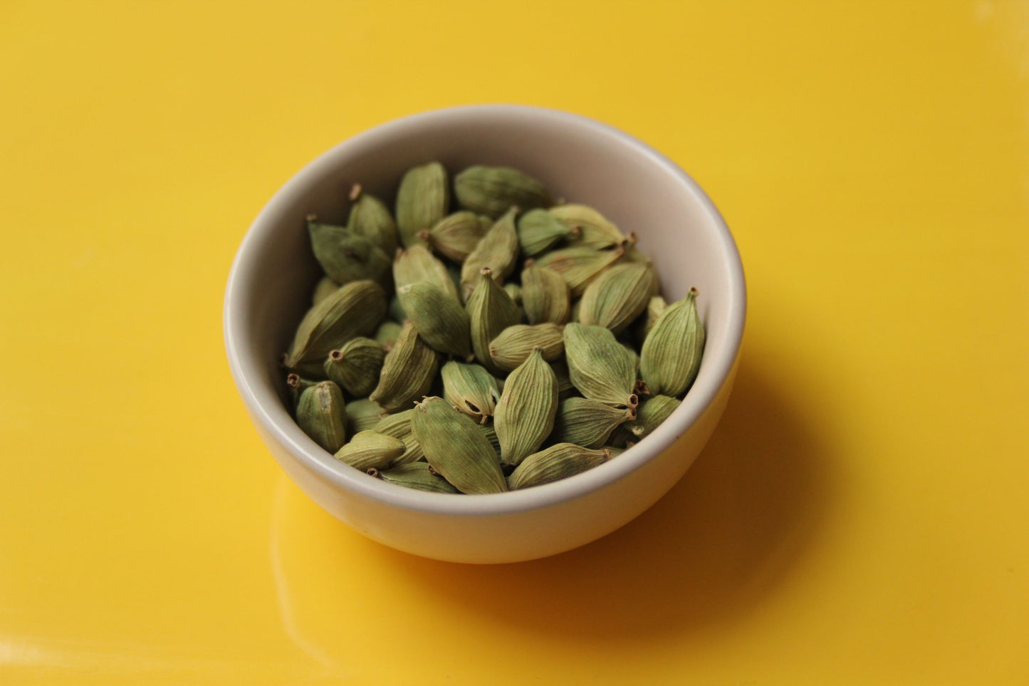 Les saveurs sont concentrés dasn les graines à l'intérieur de la gousse de cardamome