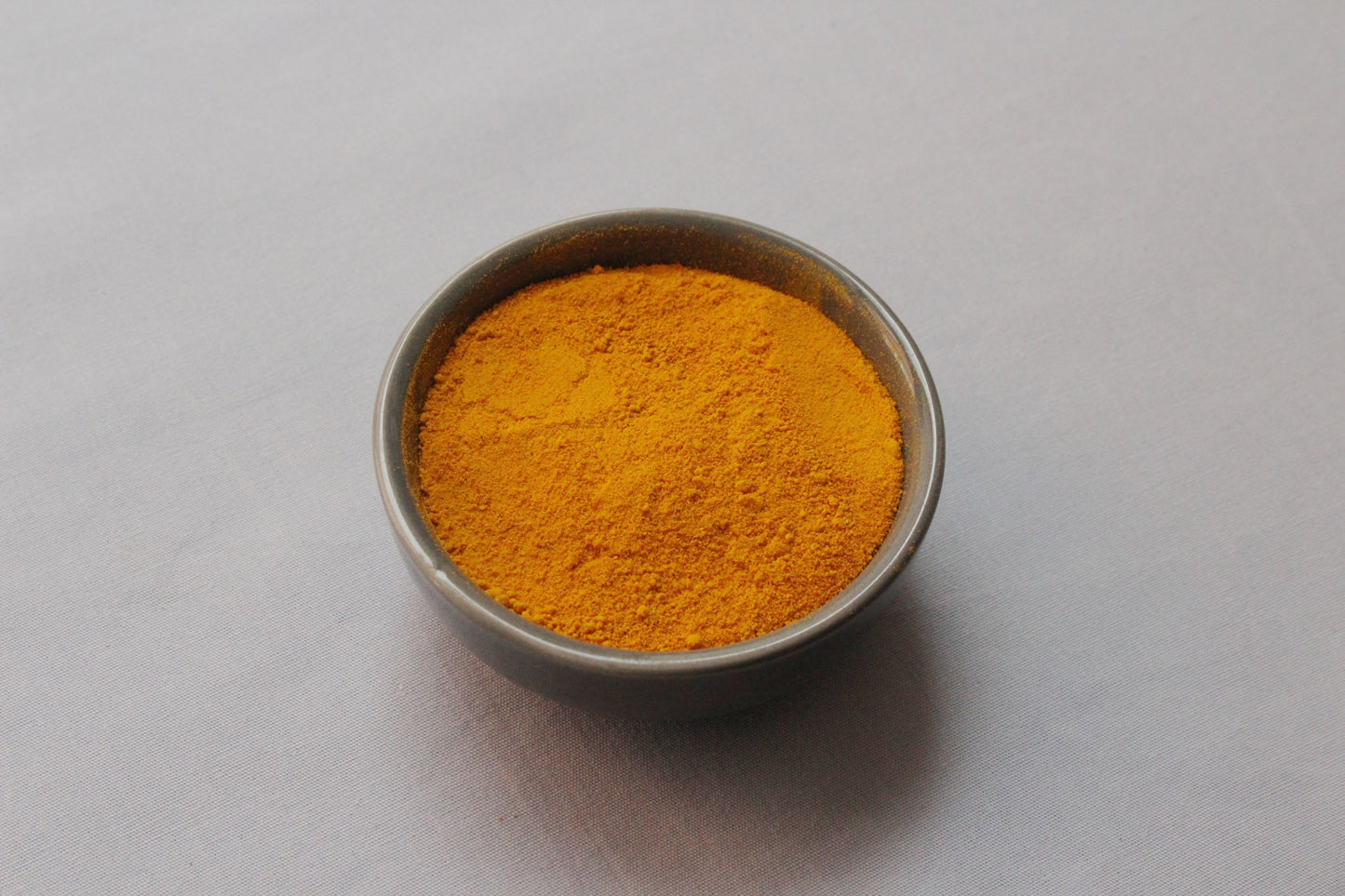 La poudre de curcuma est constituée d'un rhizome réduit en poudre.