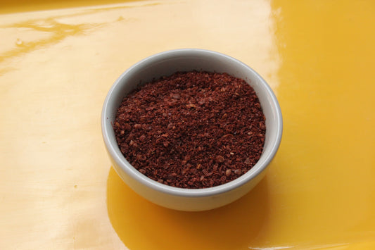 Le sumac est constitué d'une petite baie réduite en poudre. C'est l'épice essentielle de la cuisine turque 