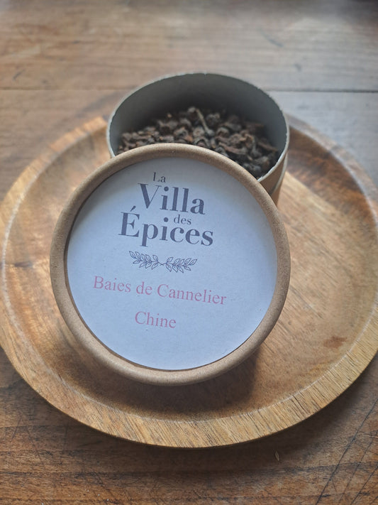 Les baies de cannelier sont les fleurs du cannelier qui ont été séchées