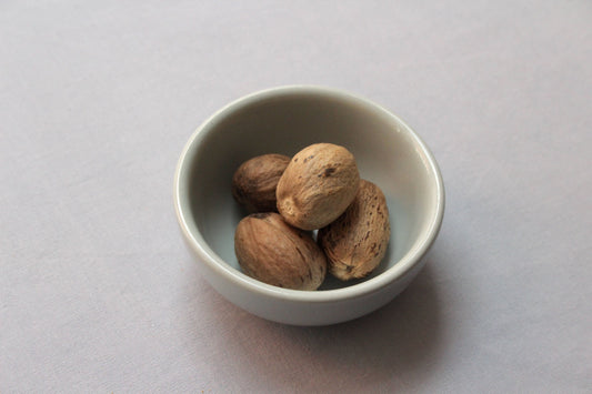Les noix de muscade sont les noyaux d'un petit fruit indien